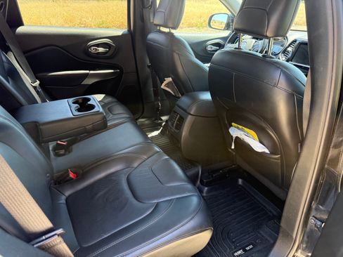 Used 2019 Jeep Cherokee Limited AWD/4WD image 12