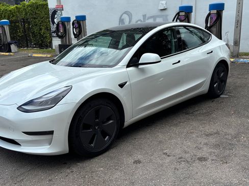 Used 2021 Tesla Model 3 Standard Range Plus RWD image 1