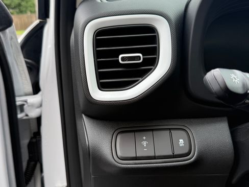Used 2025 Hyundai Venue Limited FWD image 13
