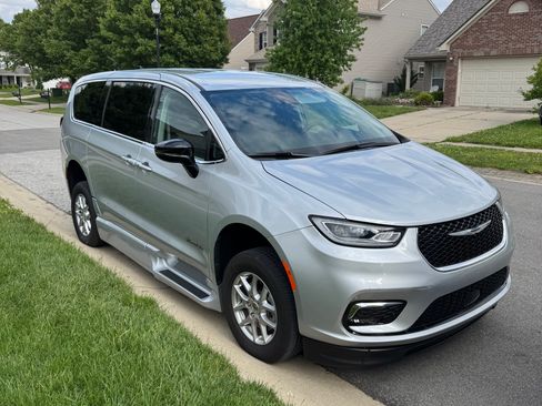Used 2024 Chrysler Pacifica Touring-L FWD image 1