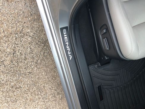 Used 2016 Toyota Sienna Limited Premium image 22