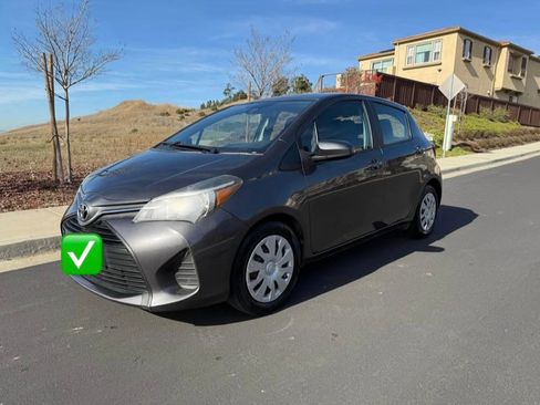 Used 2017 Toyota Yaris L w/ Carpet Mat Package FWD image 4