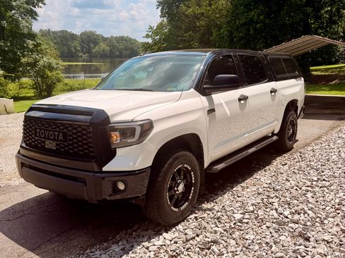 Used 2016 Toyota Tundra SR5 w/ SR5 Upgrade Package AWD/4WD image 1
