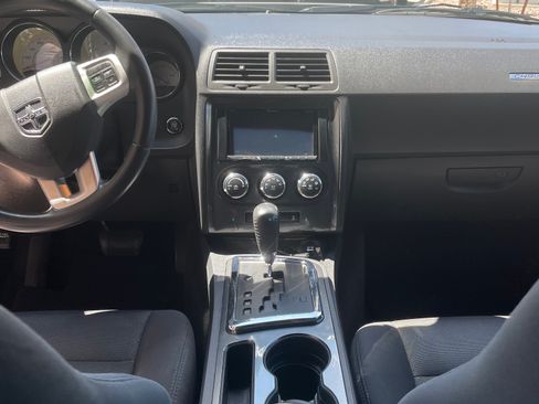 Used 2013 Dodge Challenger SXT image 2