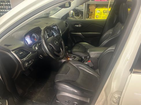 Used 2019 Jeep Cherokee Overland w/ Technology Group image 18