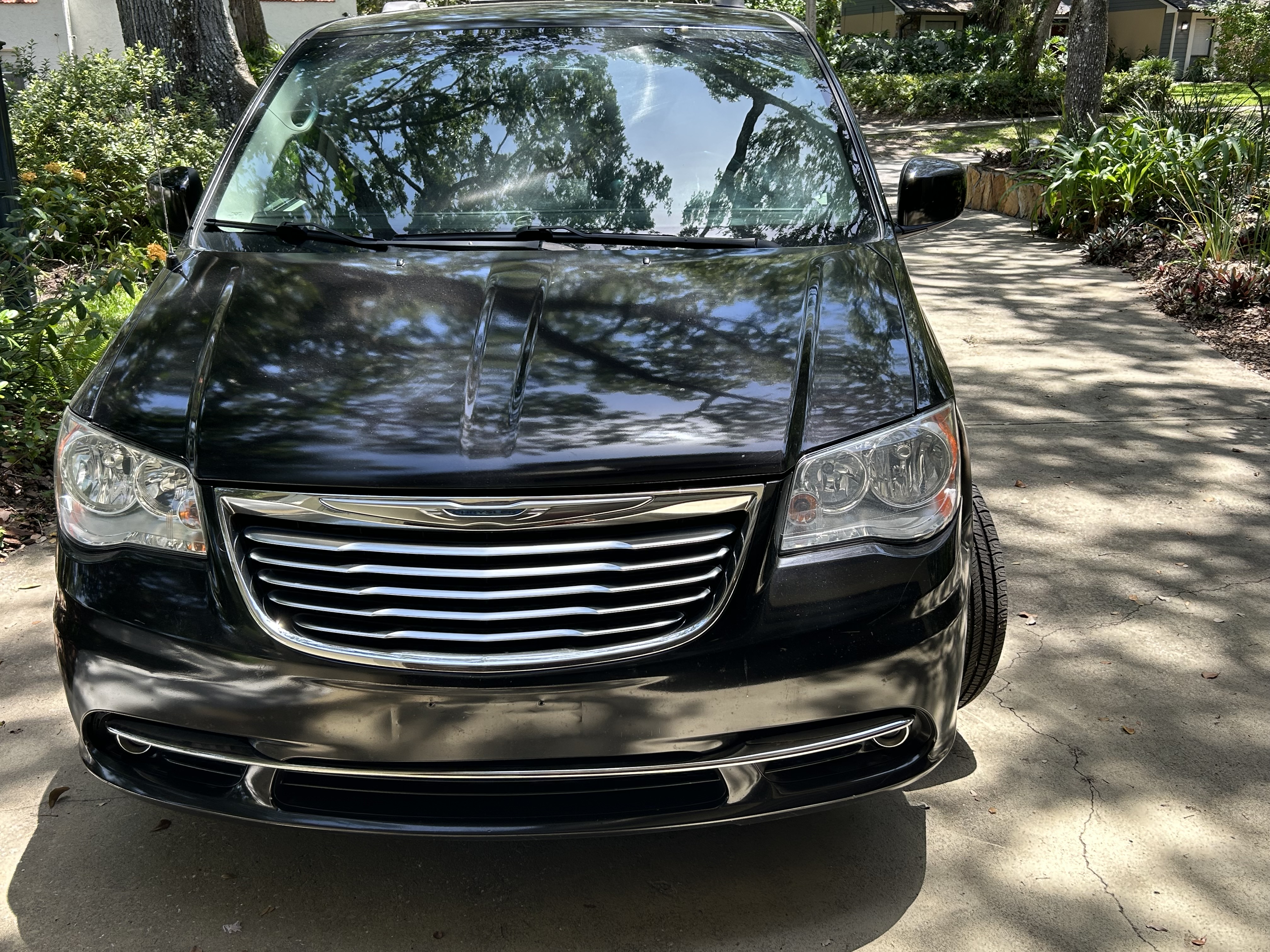 Used 2015 Chrysler Town & Country Touring FWD image 8