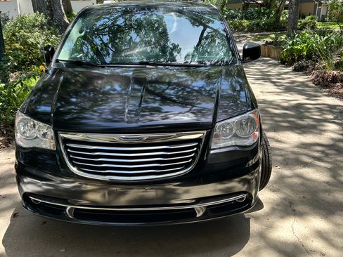 Used 2015 Chrysler Town & Country Touring image 8