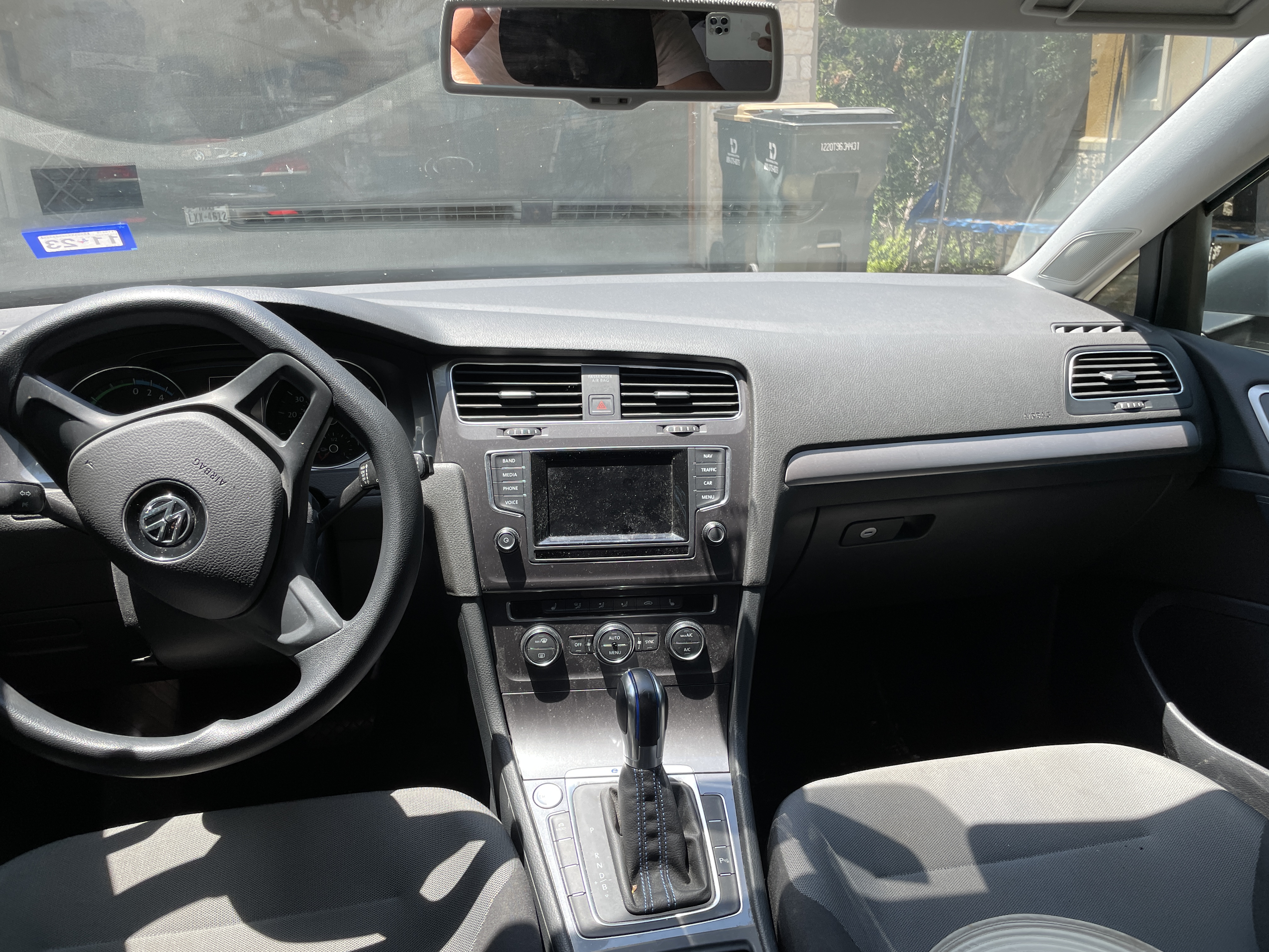 Used 2015 Volkswagen e-Golf Limited Edition FWD image 2