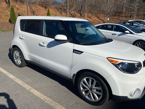 Used 2019 Kia Soul + image 9