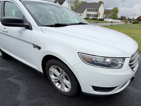 Used 2018 Ford Taurus SE FWD image 4
