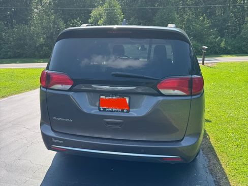 Used 2017 Chrysler Pacifica Touring-L image 8