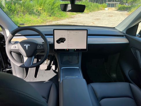 Used 2022 Tesla Model Y Long Range image 5