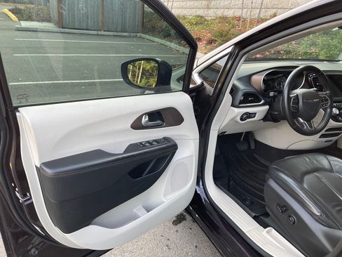 Used 2018 Chrysler Pacifica Touring-L Plus w/ Advanced Safetytec Group image 17