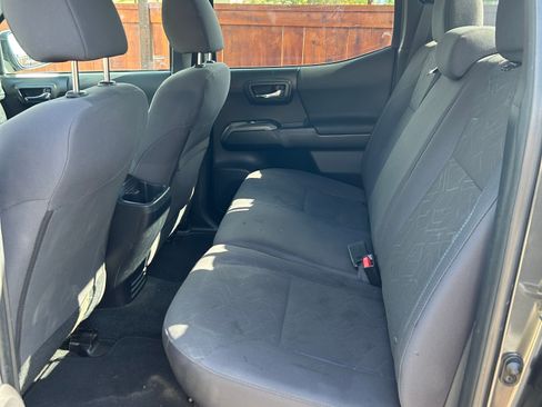 Used 2017 Toyota Tacoma TRD Sport image 12