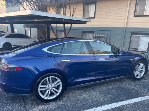 Used 2015 Tesla Model S 90D image 2