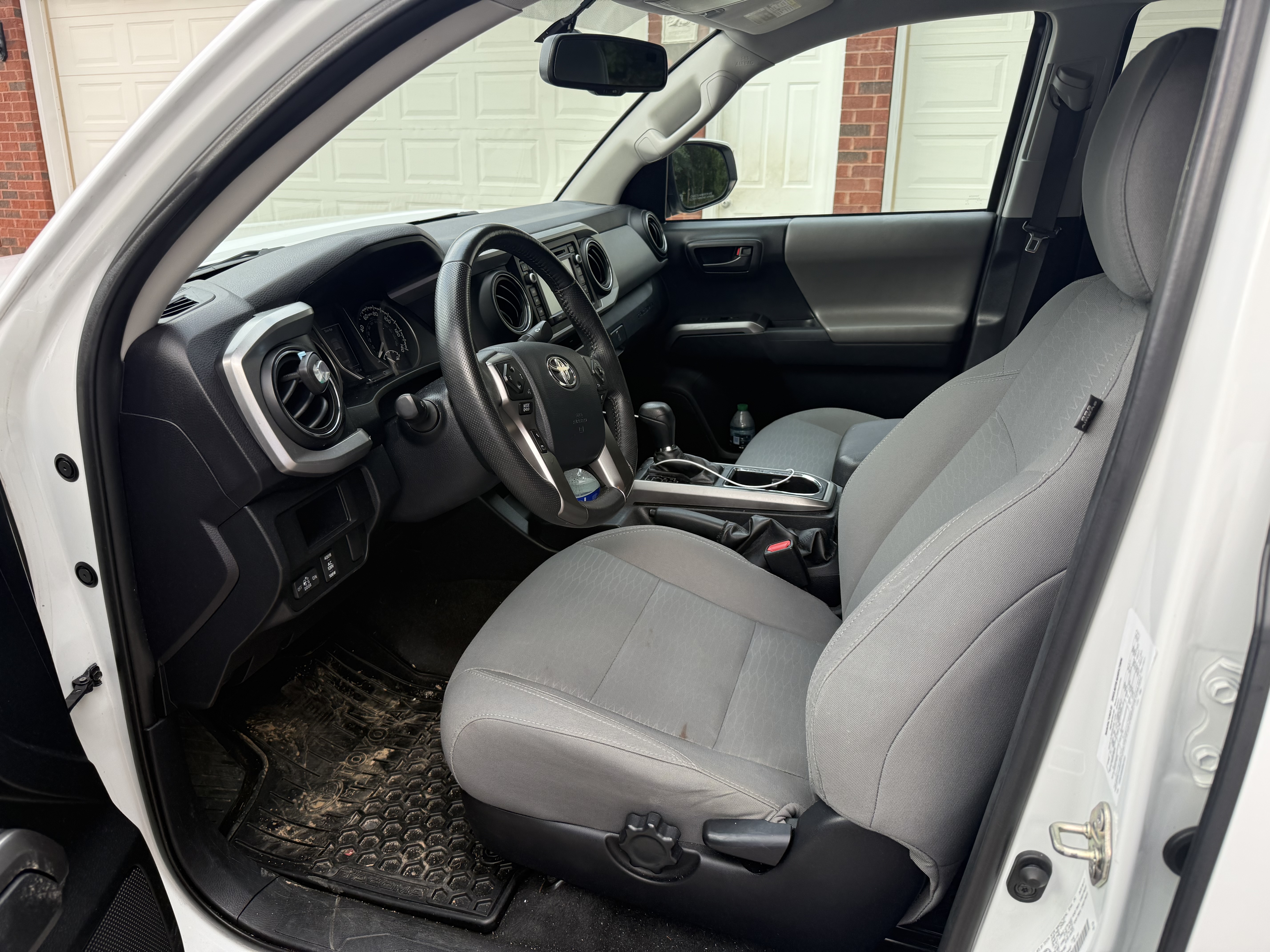 Used 2017 Toyota Tacoma TRD Sport AWD/4WD image 8