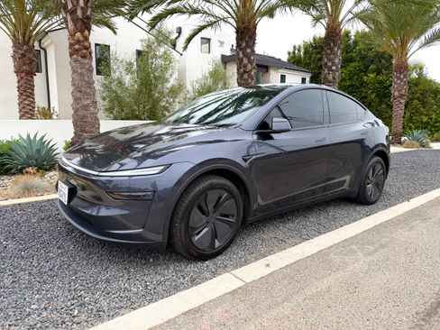 Used 2026 Tesla Model Y Long Range AWD/4WD image 1