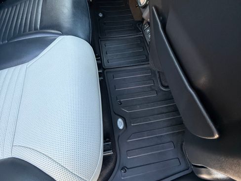 Used 2021 Land Rover Discovery S R-Dynamic image 24