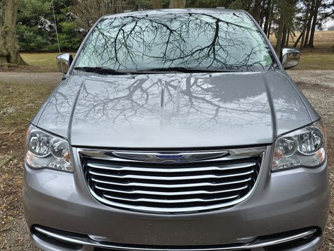 Used 2013 Chrysler Town & Country Touring-L w/ Driver Convenience Group image 1