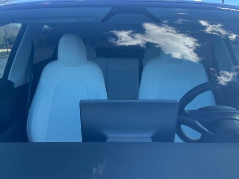 Used 2025 Tesla Model Y Long Range image 18