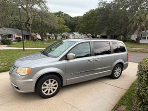 Used 2013 Chrysler Town & Country Touring FWD image 1