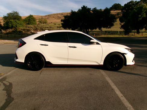 Used 2017 Honda Civic Sport image 2