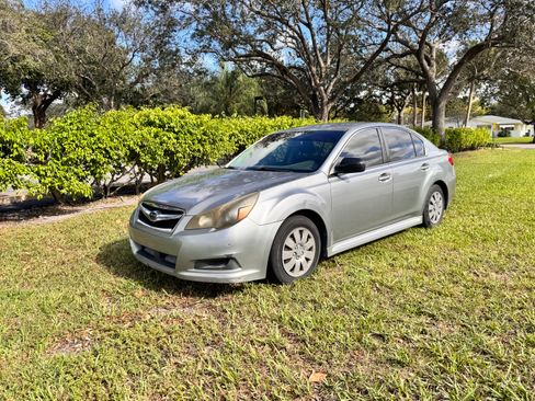 Used 2010 Subaru Legacy 2.5i image 1