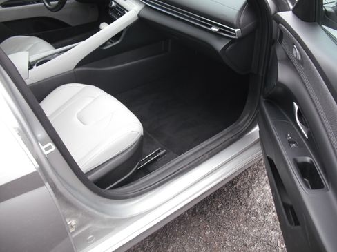 Used 2021 Hyundai Elantra Limited w/ Cargo Package image 8