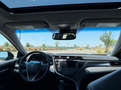 Used 2020 Toyota Camry SE w/ Sunroof Package FWD image 11