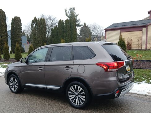 Used 2019 Mitsubishi Outlander SE image 2