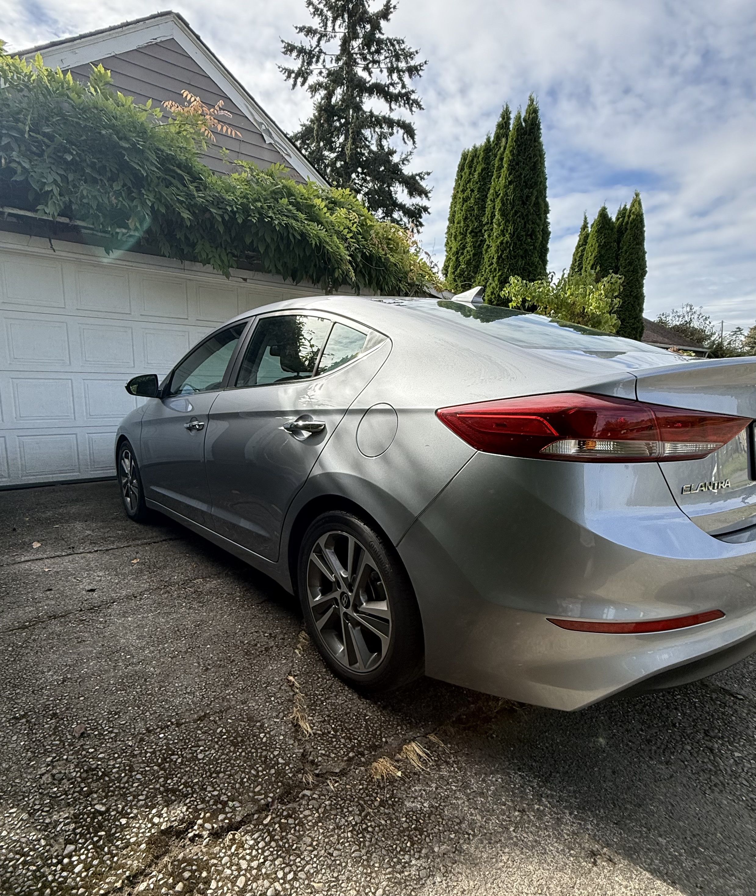 Used 2017 Hyundai Elantra Limited w/ Limited Tech Package 04 FWD image 2