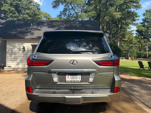 Used 2017 Lexus LX 570 4WD w/ Luxury Package image 8