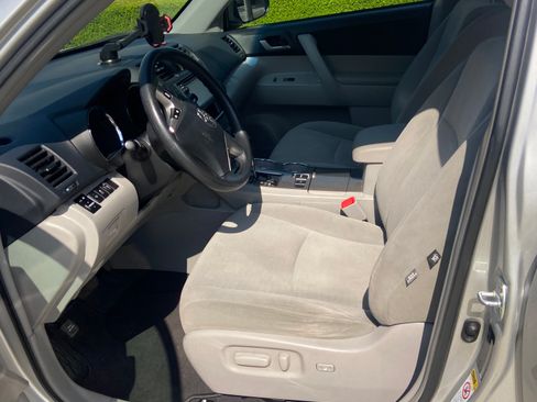 Used 2013 Toyota Highlander Plus FWD image 10