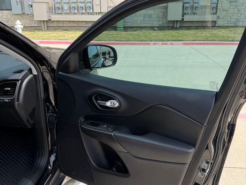 Used 2021 Jeep Cherokee Trailhawk AWD/4WD image 12