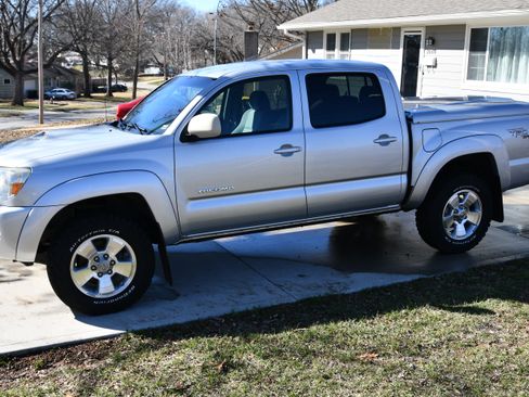 Used 2008 Toyota Tacoma PreRunner image 1