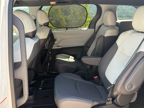 Used 2022 Toyota Sienna XSE w/ XSE Plus Package AWD/4WD image 10