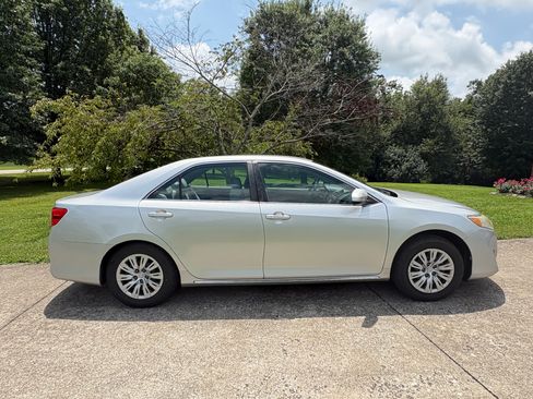 Used 2012 Toyota Camry LE FWD image 2