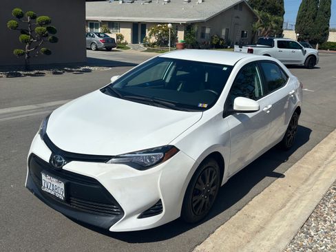 Used 2017 Toyota Corolla SE FWD image 1