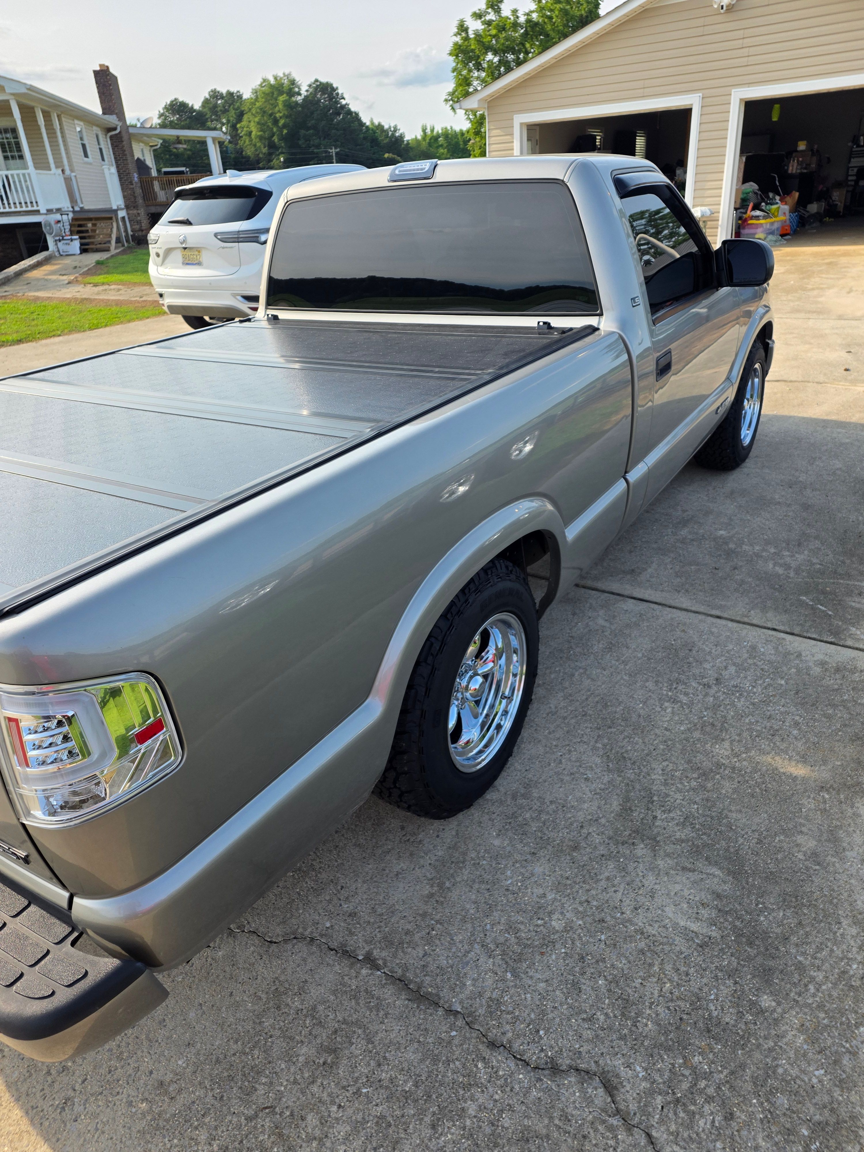 Used 2001 Chevrolet S10 Pickup LS w/ Preferred Equipment Group RWD image 2