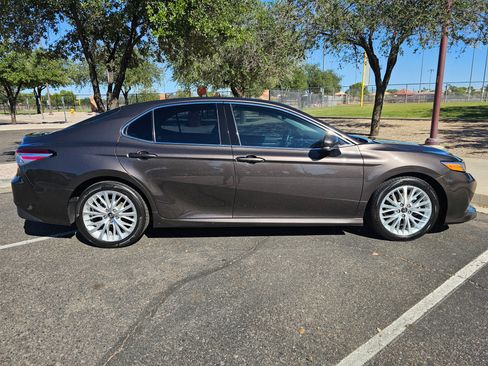 Used 2018 Toyota Camry XLE image 6
