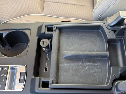 Used 2017 Land Rover Discovery SE image 14