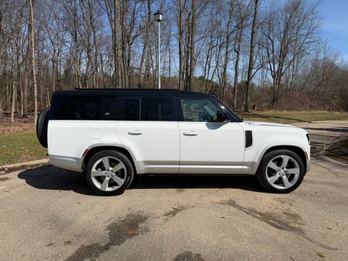 Used 2023 Land Rover Defender 130 First Edition image 5