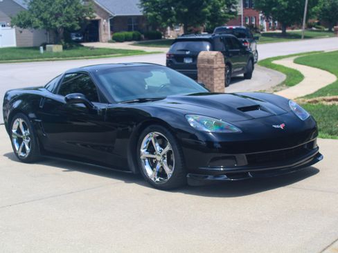 Used 2006 Chevrolet Corvette Coupe w/ Performance Package RWD image 16