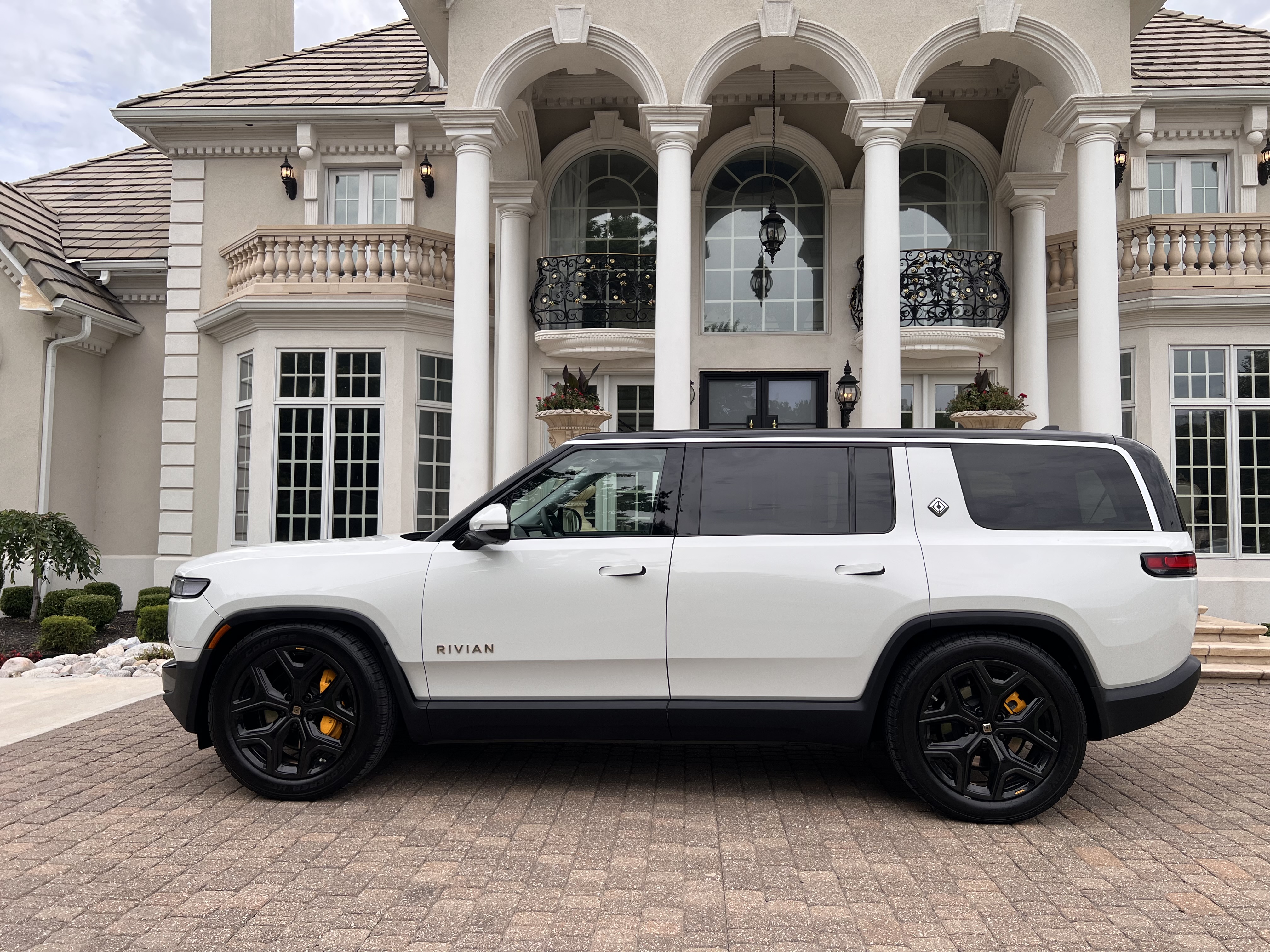 Used 2023 Rivian R1S Adventure Quad AWD/4WD image 2