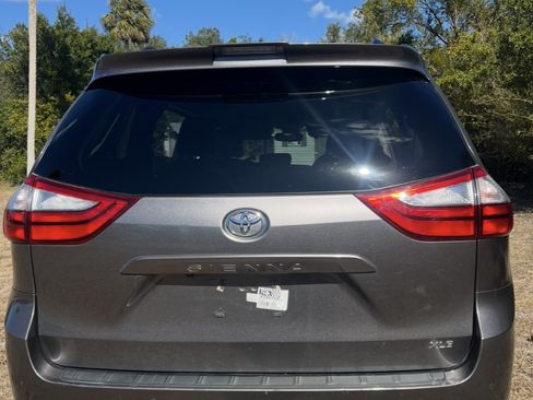 Used 2018 Toyota Sienna XLE w/ XLE Navigation Package image 4