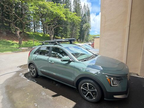 Used 2023 Kia Niro EX FWD image 2