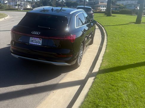 Used 2019 Audi e-tron Prestige w/ Prestige Package image 11