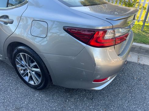 Used 2016 Lexus ES 300h w/ Luxury Package w/Wood Trim FWD image 4