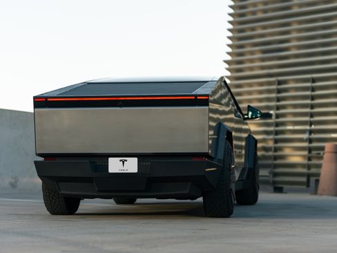 Used 2024 Tesla Cybertruck AWD Crew Cab image 2