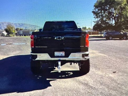 Used 2024 Chevrolet Silverado 2500 LTZ w/ LTZ Convenience Package image 15
